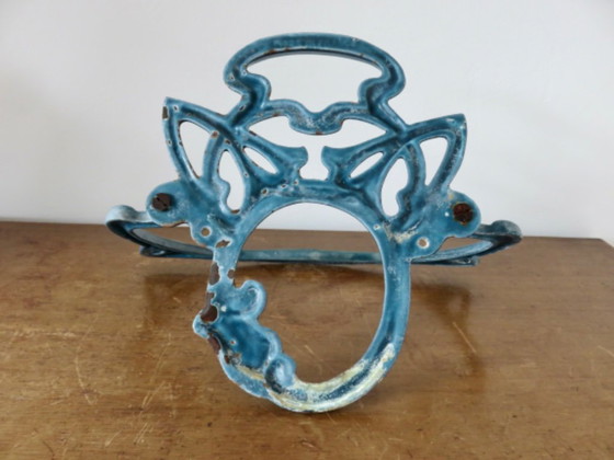 Image 1 of Handdoekrek in art nouveau-stijl van Hector Guimard, geëmailleerd gietijzer, Frankrijk, 1920.