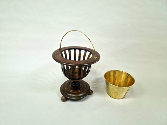 Image 1 of Antieke houten jardinière standaard met messing inzetstuk – plantenhouder in Victoriaanse stijl