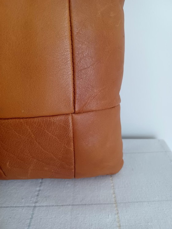 Image 1 of Coussin en cuir vintage années 70-80 - cognac chaud - patchwork