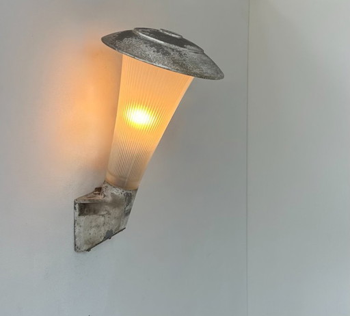 Lampada da parete vintage in olofane, metallo e vetro costolato, Francia 1940