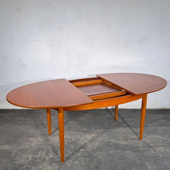 Image 1 of Mesa de comedor ovalada extensible de teca, estilo británico, década de 1960.