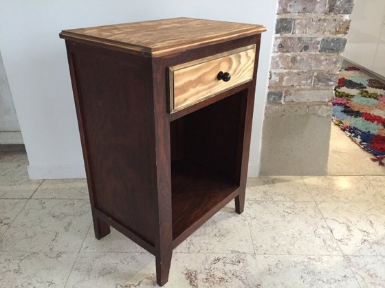 Image 1 of Nachtkastje met kompasvormige poten