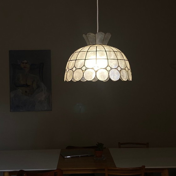 Image 1 of Vintage hanglamp uit de jaren 50 met kap van parelmoer.