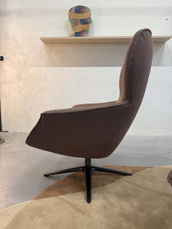 Image 1 of Poltrona girevole Pode Flare con poggiapiedi in tessuto