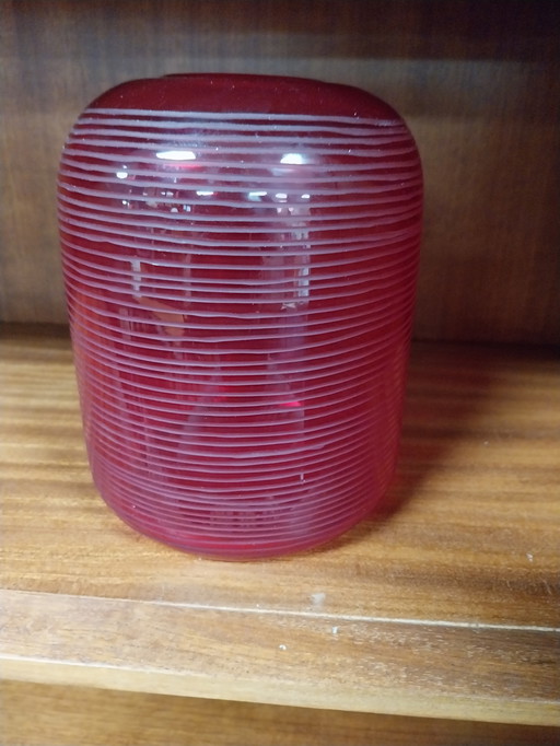1 x red Murano vase 18cm high with etched rings.