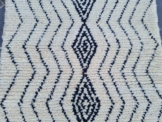 Image 1 of Tappeto Beni Ouraine in pura lana tradizionale bianca e nera, 150/250 cm