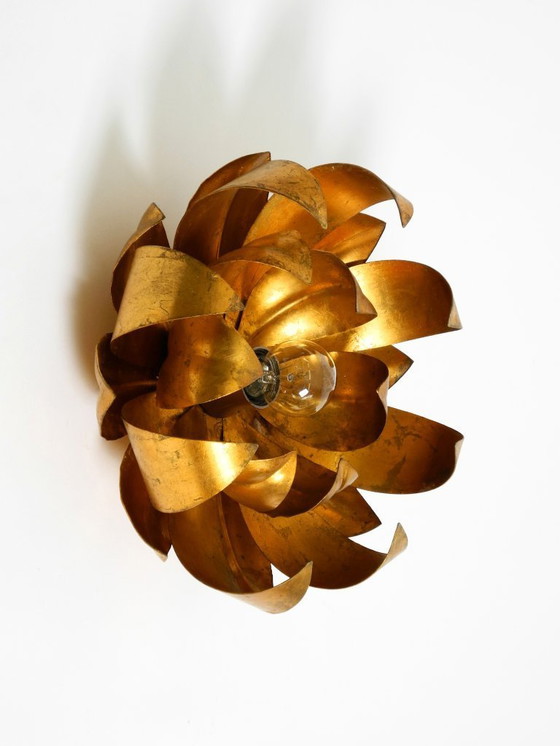 Image 1 of Magnifique applique murale ou plafonnier floral plaqué or des années 1970, orné de grandes feuilles et de style Régence.