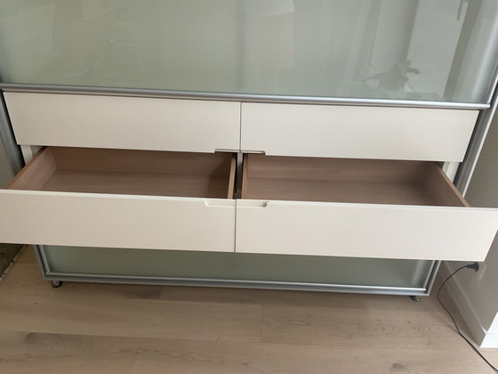Image 1 of Domus-Schrank von B&B Italia, entworfen von Antonio Citterio, in weißem Lack und mit Glasschiebetüren