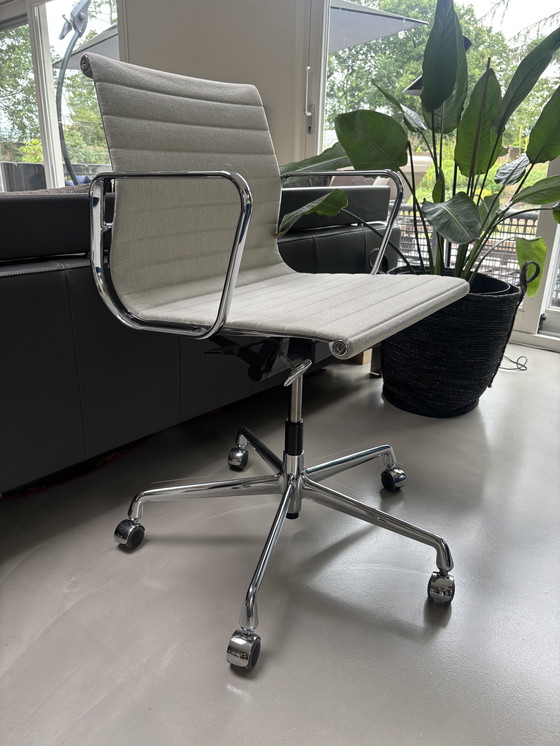 Image 1 of Vitra EA 117 bureaustoel hopsak 2020 ivory / grey