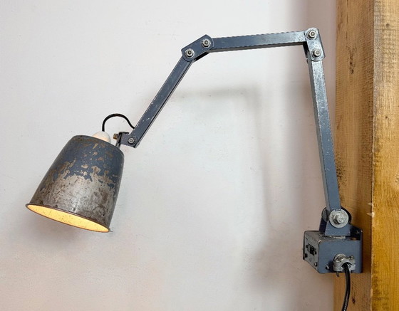 Image 1 of Industriële grijze verstelbare wandlamp van Memlite, jaren 60