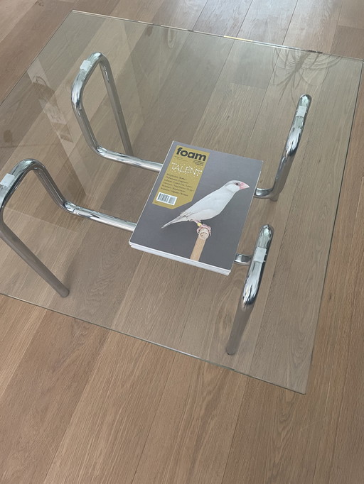 Table basse design chromée avec verre