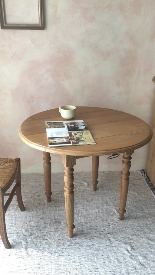 Mesa pequeña redonda plegable de madera de haya: encanto rústico.