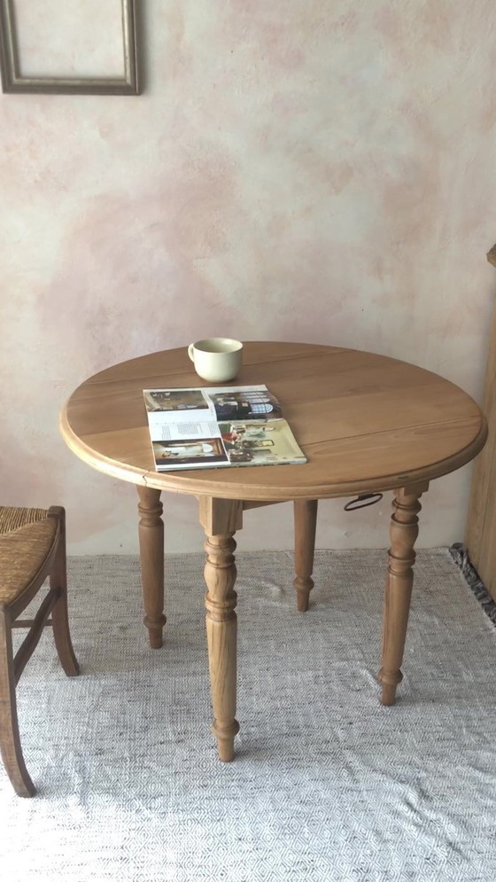 Image 1 of Mesa pequeña redonda plegable de madera de haya: encanto rústico.
