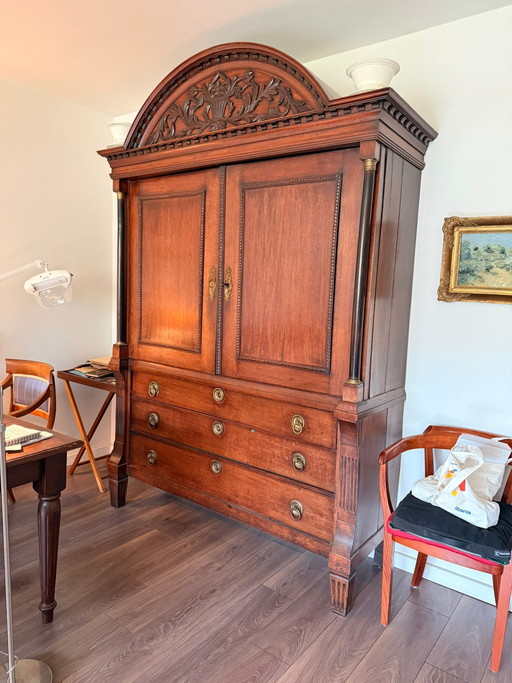 Armario antiguo de Drenthe (caoba o roble)