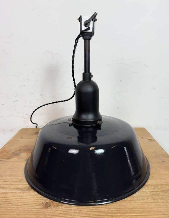 Image 1 of Industriële zwarte emaille fabriekslamp met porseleinen bovenkant, jaren 50