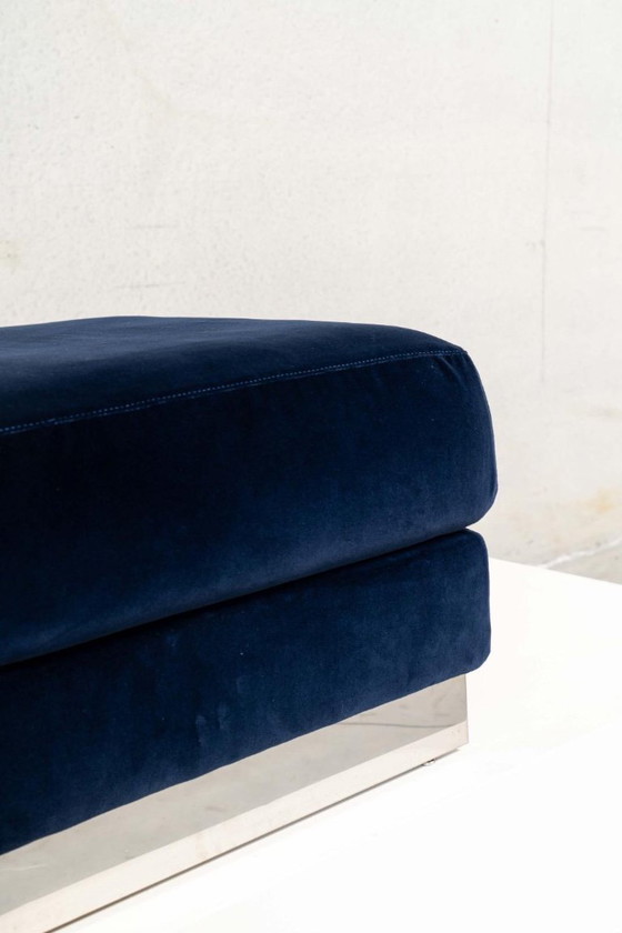 Image 1 of Pouf vintage completamente imbottito in velluto blu intenso