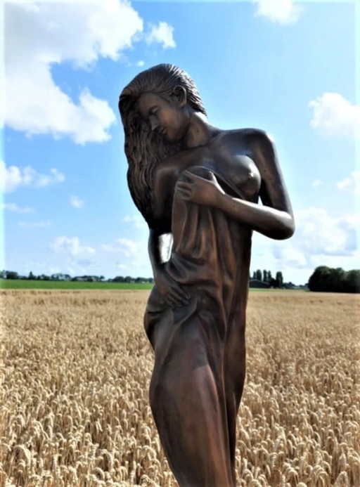 Statua in bronzo di donna che fa il bagno