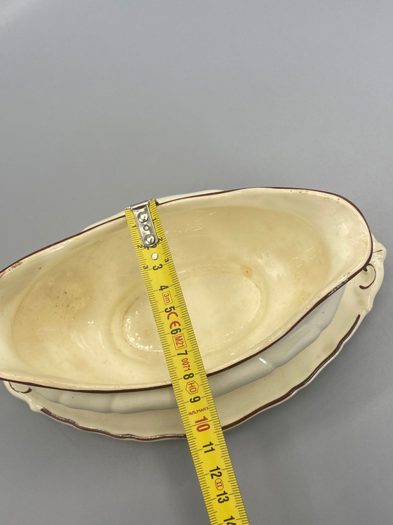 Villeroy & Boch Wallerfangen Salsiera in maiolica, corpo scanalato, fascia in cioccolato, fine XIX secolo. (photo 5 of 6)