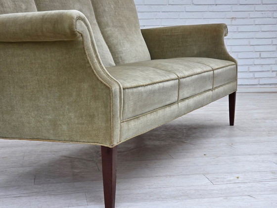 Image 1 of Divano a 3 posti danese degli anni '60, in velluto verde chiaro.