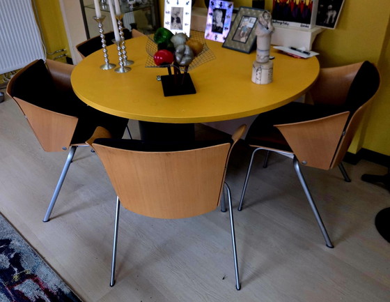 Four chairs by designer Fritz Hansen from Denmark. – Dining chairs, Textile, Wood (photo 7 of 8)