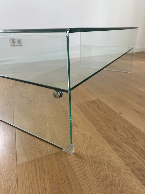 Minimalistischer Couchtisch aus Glas mit unterer Ablagefläche – Couchtische (photo 6 of 8)