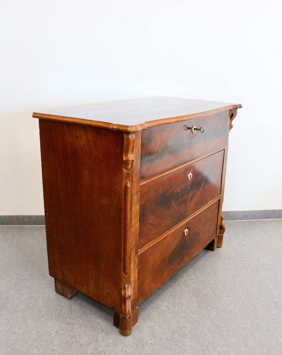 Image 1 of Cómoda, armario o aparador antiguo de estilo Biedermeier.