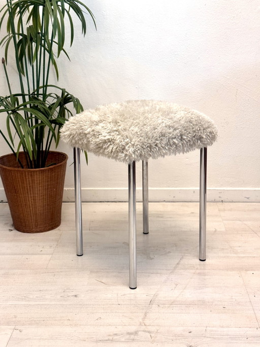 Taburete vintage con estructura tubular cromada