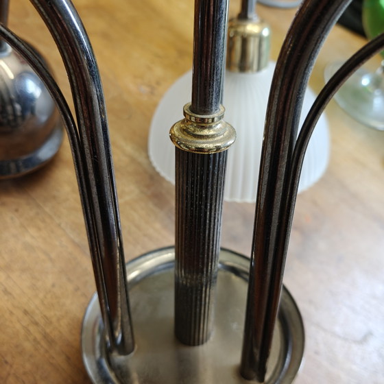 Image 1 of Lampadario vintage a 3 bracci con paralumi in vetro satinato a coste.