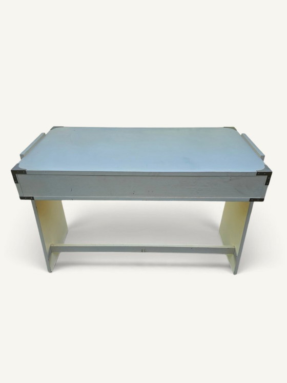 Scrivania vintage in stile country, realizzata in legno laccato color crema e ottone. – Scrivanie, Wood, Brass (photo 4 of 5)