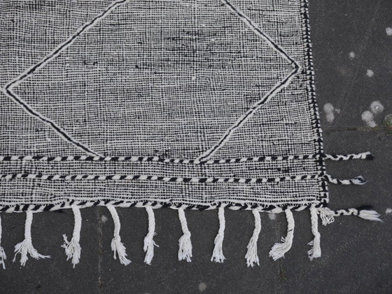 Image 1 of Kilim berbère du Maroc, 295 x 185 cm, tissé à la main, noir et blanc