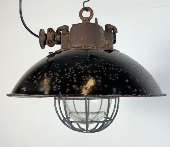 Image 1 of Industrielle Käfig-Pendelleuchte aus schwarzer Emaille und Gusseisen, 1960er Jahre
