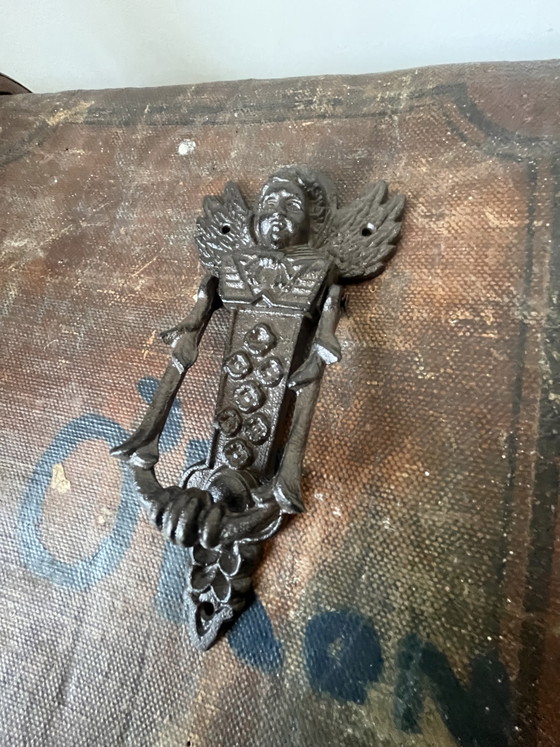 Image 1 of Battente per porta antico in ghisa a forma di angelo