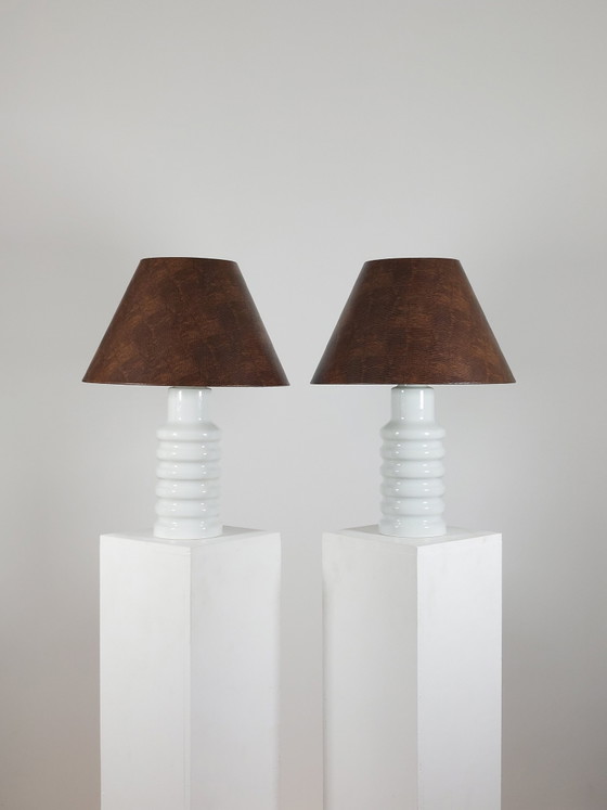 Een paar vintage porseleinen VEB-tafellampen uit het midden van de vorige eeuw met lampenkap van imitatieleer. (photo 6 of 7)