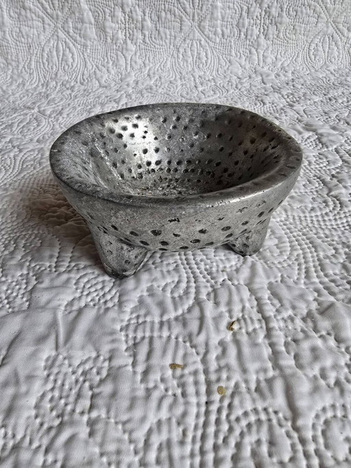 Piatto vintage in metallo martellato con treppiede – contenitore brutalista – decoratieve objecten, Aluminium (photo 2 of 5)