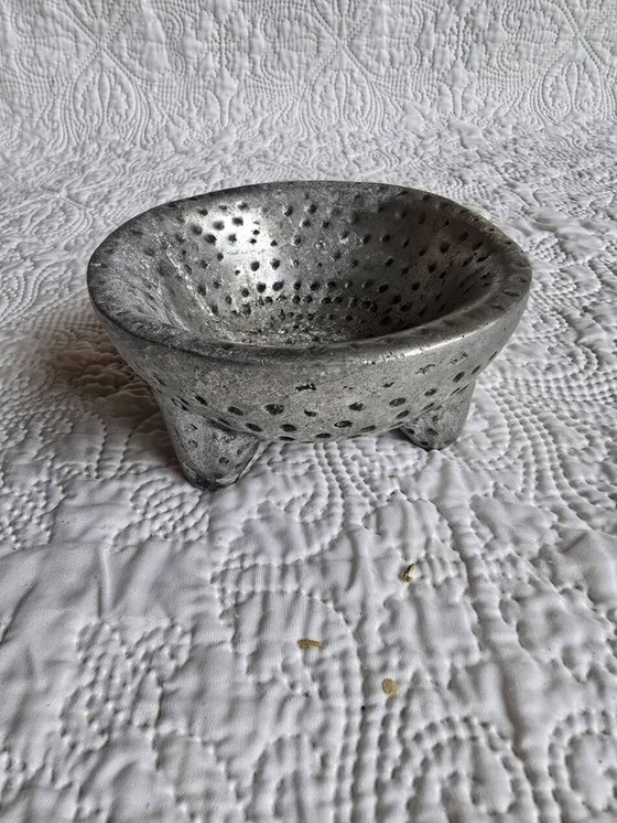 Vintage hammered metal tripod dish – brutalist catchall – Decorative Objects, Aluminium (photo 2 of 5)