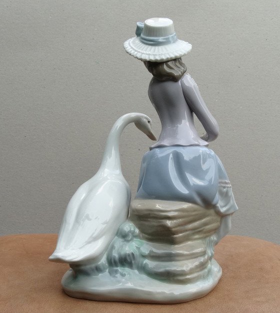 Image 1 of Meisje met een eend, Lladro, Meisje met een witte eend, Jong meisje met een eend