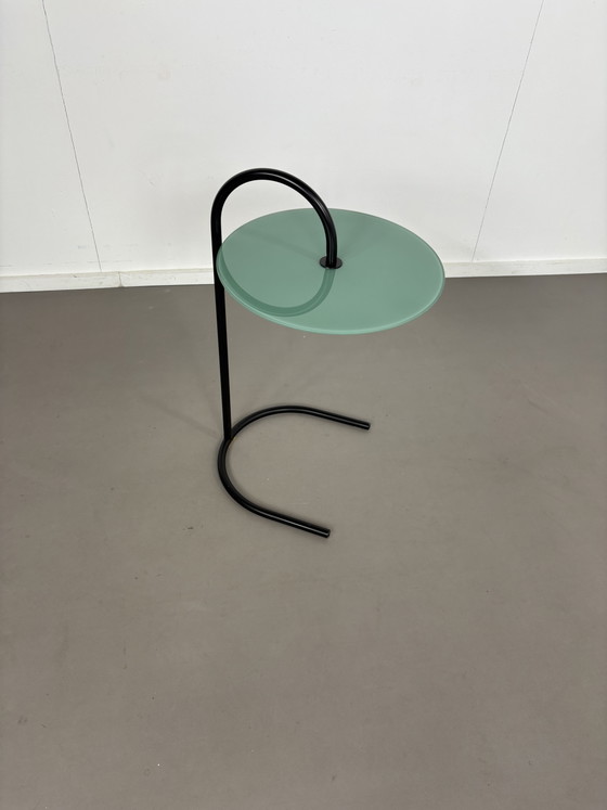 Mesita auxiliar Ry de IKEA, poco común, con estructura negra, rejilla y tapa de cristal verde, diseñada por (photo 2 of 5)