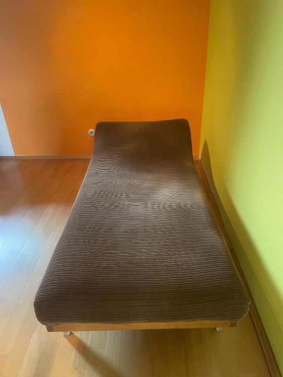 Image 1 of Chaise longue/lit de jour vintage années 1950 - Velours côtelé/bois massif avec photo animée