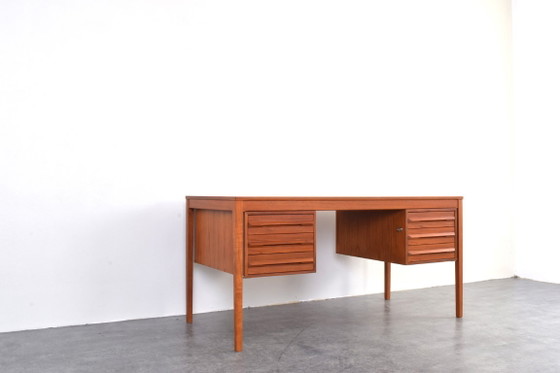 Scrivania direzionale in teak di metà secolo, disegnata da Torbjørn Afdal per Bruksbo, anni '60. – Scrivanie (photo 9 of 18)