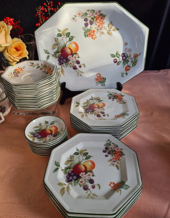 Image 1 of Servizio da tè e torta alla frutta fresca Johnson Brothers England con piatto da portata e petit four.