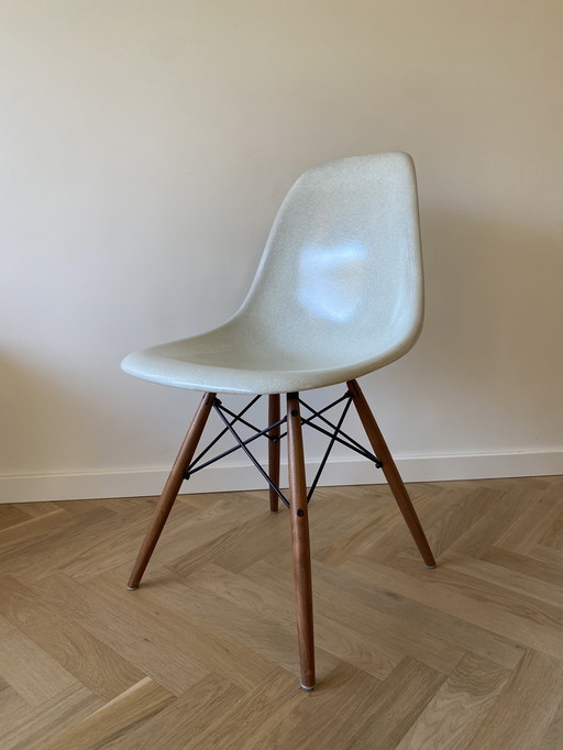 Eames Herman Miller Fiberglas-Schalenstuhl