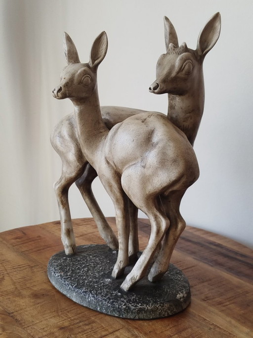 Bellissima scultura in gesso in stile Art Déco raffigurante una coppia di caprioli (circa 1930-40). (photo 2 of 15)