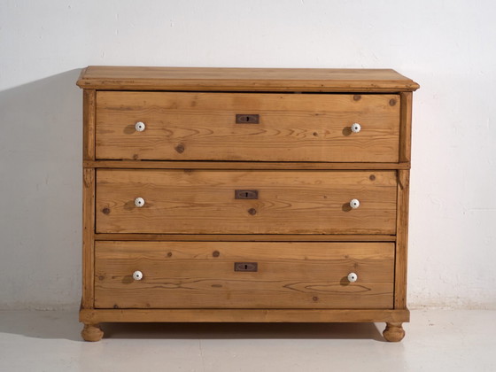 Commode antique en pin massif – Europe centrale (c.1880–1910) #117 – Porcelain, Metal, Rustic (photo 35 of 40)