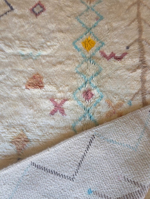 Cremefarbener, hellblauer marokkanischer Boujaad-Teppich, 246 x 152 cm