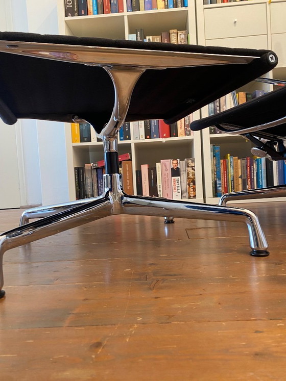 Image 1 of Sillón Vitra EA 124 con reposapiés EA 125 a juego.
