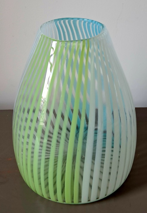 Vase en verre soufflé avec fils de verre opale