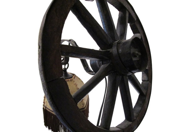 Image 1 of Lampada a forma di ruota di carro degli anni '70 con paralume in pelle.