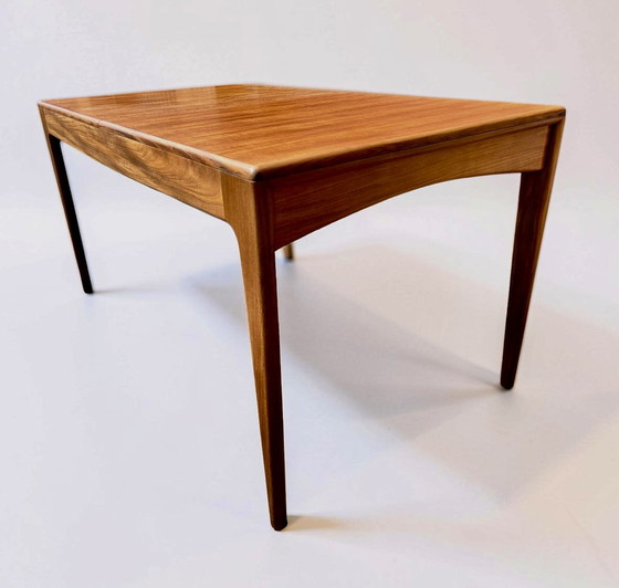 Image 1 of Een uitschuifbare teakhouten eettafel van Fonseca, vervaardigd door Younger Ltd, in mid-century modern stijl.