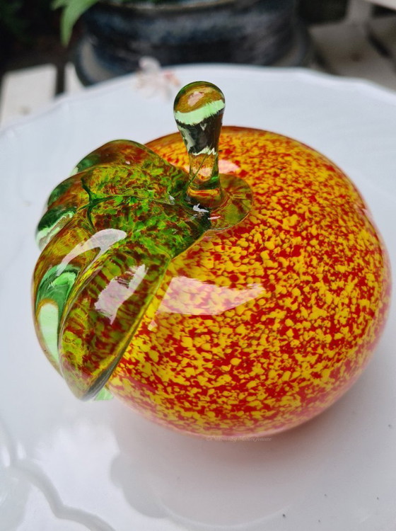 Image 1 of Manzana de vidrio macizo soplado a mano Johansfors ‘Astrakan’, diseño exclusivo de Luigi Barbaro.