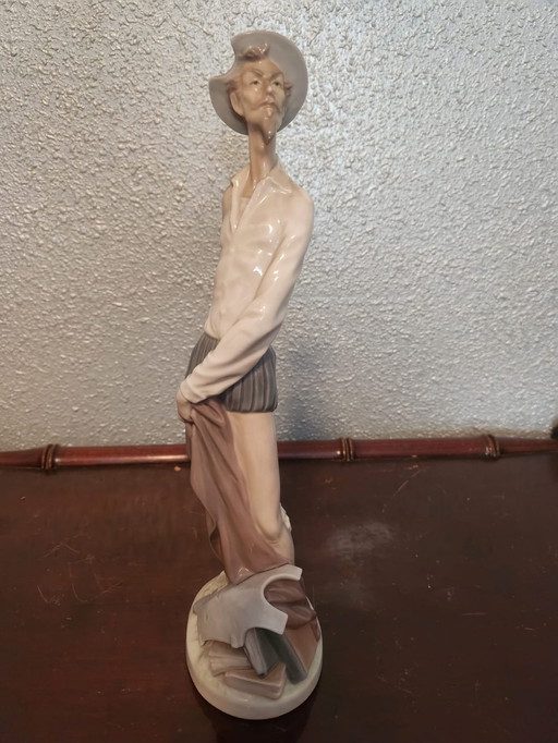 Lladró - Figura - Figura de cerámica de Lladró hombre con sombrero levantando una cortina